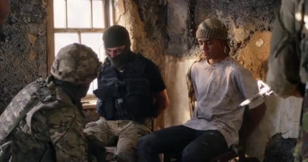 Mannelijke soldaat ondervraagt jonge gevangenen — Stockvideo