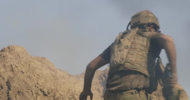 塹壕の中で爆発から身を隠す男兵士 — ストック動画