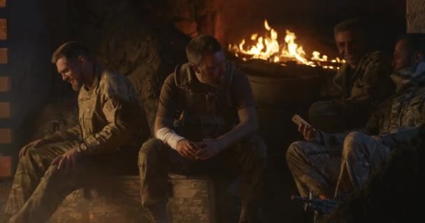 Wojskowi odpoczywają przy ognisku. — Wideo stockowe