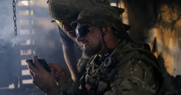 Erkek askerler akıllı telefonu birlikte kullanıyorlar. — Stok fotoğraf