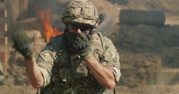 Male soldier resting during war — Stock Video