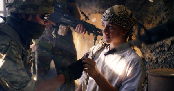 在战争中接近士兵的青少年恐怖分子 — 图库照片