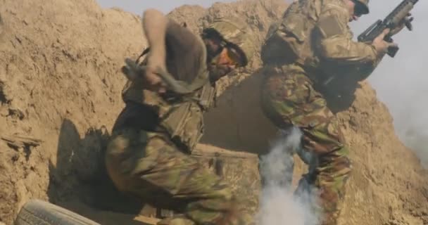 Soldater gömmer sig i skyttegraven tillsammans — Stockvideo