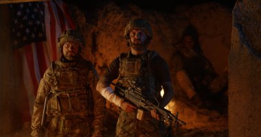 Geceleri ateşe karşı duran kendinden emin askerler.