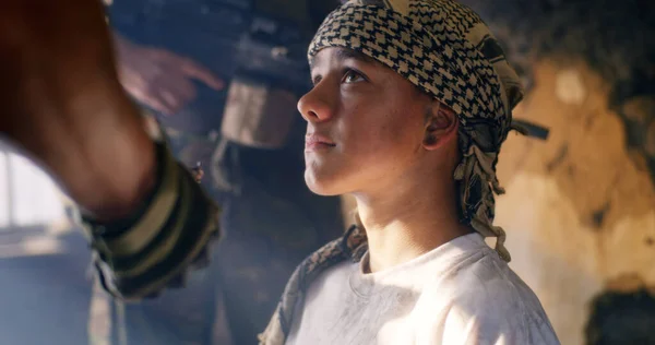 Adolescente terrorista perto de soldado em guerra — Fotografia de Stock