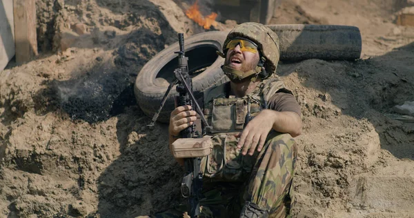 Soldado morto no campo de batalha durante a guerra — Fotografia de Stock