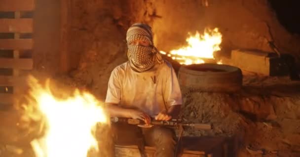 Jeune terroriste armé près du feu — Video