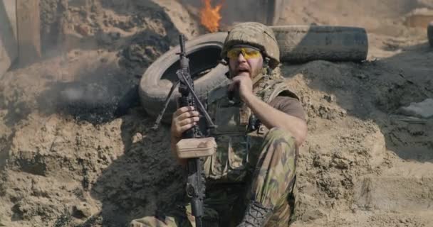 Male warrior resting during battle — Stock Video