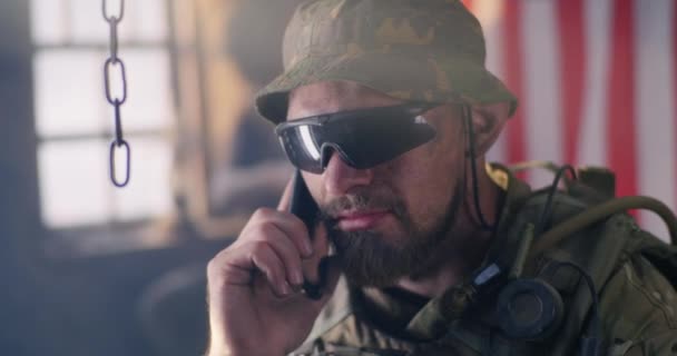 Amerikaanse soldaat spreekt op smartphone — Stockvideo