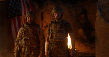 Geceleri ateşe karşı duran kendinden emin askerler.