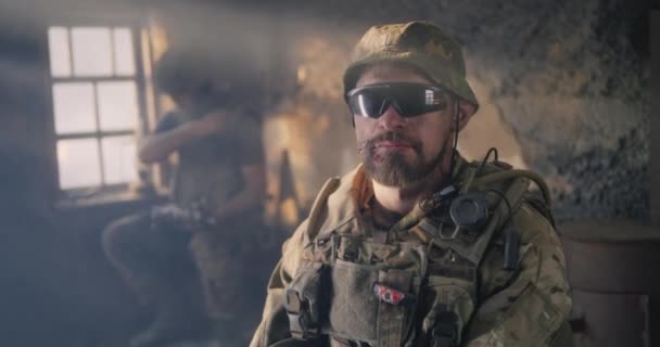 Baard soldaat kijkend naar camera — Stockvideo