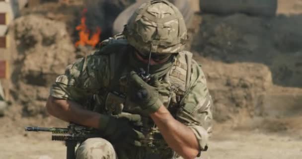 Άντρας στρατιώτης ξεκουράζεται στον πόλεμο. — Αρχείο Βίντεο