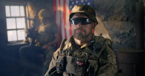 Pewny siebie amerykański żołnierz w opuszczonym budynku — Zdjęcie stockowe