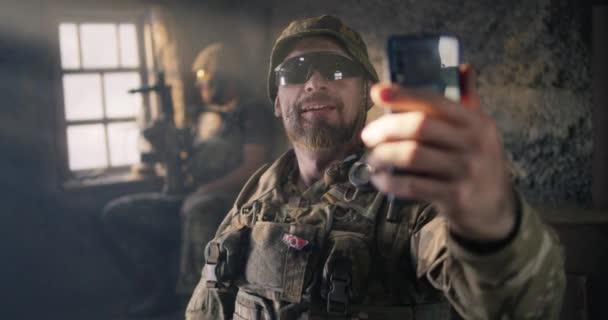 Soldaat neemt selfie met teamgenoot — Stockvideo