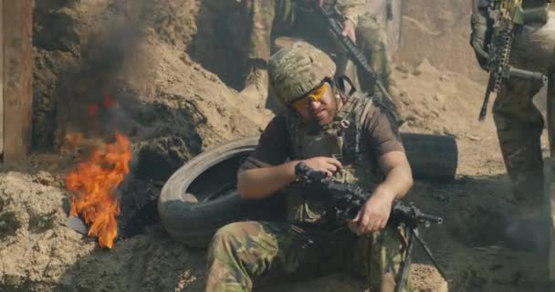 Mannelijke soldaat rust tijdens de oorlog — Stockvideo