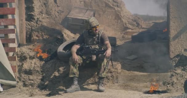 लड़ाई के दौरान आराम करने वाले पुरुष योद्धा — स्टॉक वीडियो