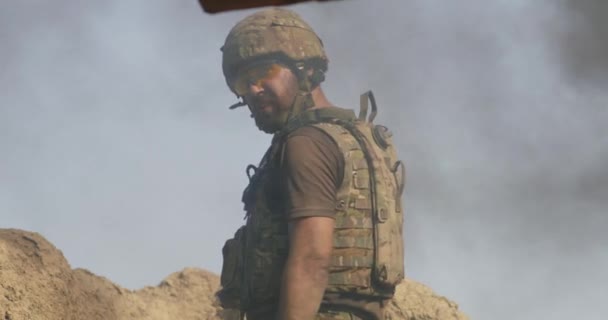 Soldato adulto in piedi in fumo durante la guerra — Video Stock