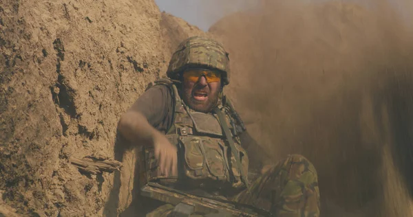Przerażony wojownik ukrywający się w okopach podczas wojny — Zdjęcie stockowe