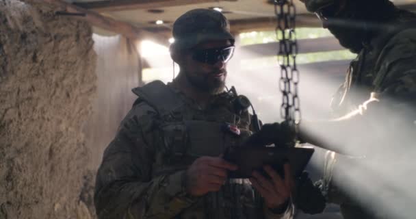 Солдат показывает план местности командиру — стоковое видео