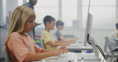 İlkokul öğrencileri bilgisayarlar üzerinde yaratıcı projeler üzerinde çalışıyorlar. Dijital Yetenek Uygulayan Çeşitli Çocuklar, Bilgisayar Bilimi Sınıfı 'nda Programlama Öğrenimi. İnteraktif STEM Öğrenme. Doli Vuruşu.