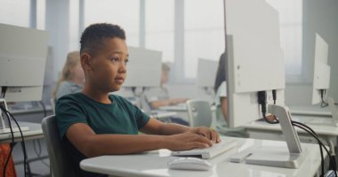 Afrikalı Amerikalı Akıllı Çocuk Bilgisayar Kullanıyor, Yaratıcı 3D Tasarım Projesi. Dijital Programlama Dersinde Genç İlköğretim Öğrenim Öğrencilerine Yardım Etmek. Modern STEM Eğitimi