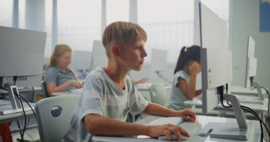 Akıllı Çocuk Bilgisayar Kullanıyor, Yaratıcı 3D Tasarım Projesi. Afro-Amerikan Öğretmen, Dijital Programlama Dersinde İlkokul Çocuklarına Öğrenmede Yardım Ediyor. STEM Eğitimi.