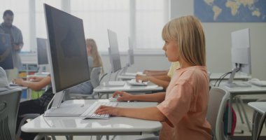 İlkokul öğrencileri bilgisayarlarda resim çiziyor, dijital sanat dersinde yaratıcı projeler üzerinde çalışıyor. Çeşitli Çocukları Eğiten Afro-Amerikan Öğretmen. İnteraktif STEM Öğrenme. Doli Vuruşu.