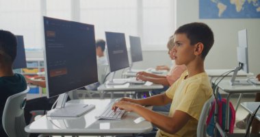 İlkokul Çocukları Bilgisayar Kullanıyor, Yapay Zeka Görüntü Üreticisinde İllüstrasyon Oluşturuyor. Afro-Amerikan Öğretmen Dijital Sanat Dersinde Genç kızlara ve oğlanlara ders veriyor. BTMM Eğitim. Doli Vuruşu.