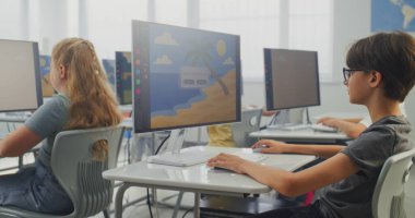 İlköğretim Okulu Çocukları Bilgisayar Kullanıyor, Dijital Resimler Oluşturuyor. Afro-Amerikan Öğretmen Dijital Sanat Dersinde Genç kızlara ve oğlanlara ders veriyor. Etkileşimli BTMM Eğitimi. Doli Vuruşu.