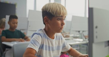 Akıllı Çocuk Bilgisayar Kullanıyor, Yaratıcı 3D Tasarım Projesi. İlkokul çocukları dijital programlama dersi sırasında kodlama öğreniyor. Etkileşimli ve yenilikçi BTMM Eğitimi. Kapat..