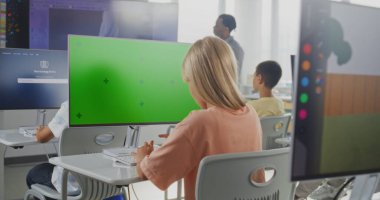 Green Screen Mockup ile İlkokul Kızı Eğitim İçeriği İçin Bilgisayar Kullanıyor. Yapay Zeka Üretecinde Resim Oluşturan Genç Öğrenciler, Etkileşimli BTMM Dersinde Dijital Çizim Çalışması.