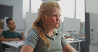 Bilgisayarda Yaratıcı Proje üzerinde çalışan genç kız. İlkokul öğrencileri Bilgisayar Bilimi Sınıfı 'nda Dijital Yetenekler ve Eğitim Programı uyguluyor. İnteraktif STEM Öğrenme. Görüntüyü Kapat.