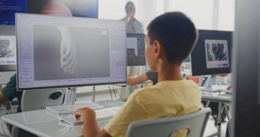 Bilgisayar üzerine çalışan ilkokul öğrencileri, Tasarım Yazılımında 3D Nesneler Yaratmak, Animasyon Çalışması, Oyun Geliştirme ve Dijital Sanat. Çeşitli Çocuklar 3D Modellik Çalışıyor. Yaratıcı BTMM Öğrenme.