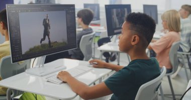 Bilgisayar üzerine çalışan ilkokul öğrencileri, Tasarım Yazılımında 3D Nesneler Yaratmak, Animasyon Çalışması, Oyun Geliştirme ve Dijital Sanat. Çeşitli Çocuklar 3D Modellik Çalışıyor. Yaratıcı BTMM Öğrenme.