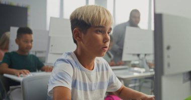 Akıllı Çocuk Bilgisayar Kullanıyor, Yaratıcı 3D Tasarım Projesi. İlkokul çocukları dijital programlama dersi sırasında kodlama öğreniyor. Etkileşimli ve yenilikçi BTMM Eğitimi. Kapat..