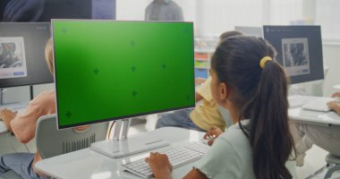 Eğitim İçeriği İçin Yeşil Ekran Şablonu ile İlkokul Kızı Bilgisayar Kullanıyor. Dijital Sanat Dersinde Yapay Zeka Görüntü Üreticisinde Resim Oluşturan Genç Öğrenciler. Etkileşimli BTMM Eğitimi.