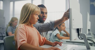 Bilgisayar üzerinde çalışan ilkokul kızı. Dijital Yetenekler Uygulamada Genç Öğrenciye Rehber ve Bilgisayar Bilimi Sınıfı 'nda Eğitim Programı. Etkileşimli BTMM Öğrenme.