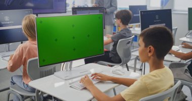 İlkokul çocuğu Yeşil Ekran İçerik Şablonu ile Bilgisayar kullanıyor. Dijital Sanat Dersinde Yapay Zeka Görüntü Üreticisinde Resim Oluşturan Genç Öğrenciler. Etkileşimli BTMM Eğitimi.