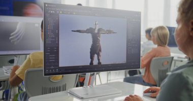 Akıllı Genç Kız Bilgisayar Kullanıyor, Tasarım Yazılımında Oyun Karakteri Oluşturuyor, 3D Modelleme Uygulaması. İlkokul Çocukları Animasyon Öğrenme, Oyun Geliştirme ve Dijital Sanat. STEM Eğitimi.