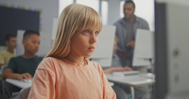 Akıllı Genç Kız Bilgisayar Kullanıyor, Yaratıcı 3D Tasarım Projesi. İlkokul çocukları dijital programlama dersi sırasında kodlama öğreniyor. Etkileşimli ve yenilikçi BTMM Eğitimi. Kapat..