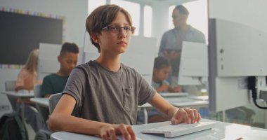 Akıllı Çocuk Bilgisayar Kullanıyor, Yaratıcı 3D Tasarım Projesi. İlkokul çocukları dijital programlama dersi sırasında kodlama öğreniyor. Etkileşimli ve yenilikçi BTMM Eğitimi. Kapat..