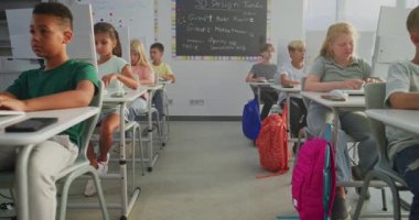 İlkokul çocukları bilgisayar kullanıyor, yaratıcı 3D tasarım projeleri yapıyor. Akıllı Genç Erkekler ve Kızlar Dijital Programlama Dersinde Kodlama Öğreniyor. Etkileşimli BTMM Eğitimi. Doli Vuruşu.