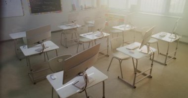 Masaları ve bilgisayar monitörleri olan yüksek teknoloji bilgisayar laboratuvarı. Modern Sınıflar Öğrenciler için Kodlama, Tasarım, BTMM Projeleri ve Yenilikçi Dijital Öğrenme İçin Hazırlık Ayarları. Yüksek Açı. Doli Vuruşu.