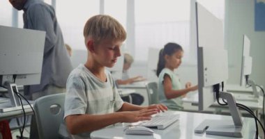 Akıllı Çocuk Bilgisayar Kullanıyor, Yaratıcı 3D Tasarım Projesi. Afro-Amerikan Öğretmen, Dijital Programlama Dersinde İlkokul Çocuklarına Öğrenmede Yardım Ediyor. STEM Eğitimi.