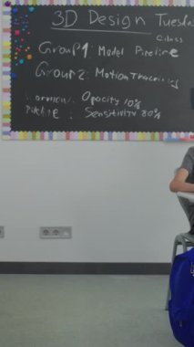 İlkokul öğrencileri bilgisayarlar üzerinde yaratıcı projeler üzerinde çalışıyorlar. Dijital Yetenek Uygulayan Çocuklar Grubu, Bilgisayar Bilimleri Sınıfı 'nda Programlama Öğrenimi. BTMM Öğrenme. Dolly Shot. Dikey Çekim