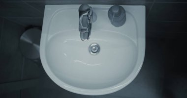 İşadamı ellerini lavaboda sabunla temizleyip yıkıyor. Tuvaleti kullandıktan sonra el hijyeni. Çağdaş Ofis Tuvaleti 'nde günlük rutin işler yapan erkek işçi. Yaşam tarzı. Kapat..