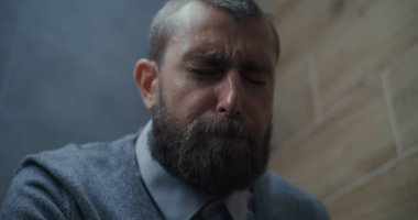 İşadamı ishal ve hazımsızlıktan muzdarip, tuvalette oturuyor. Modern ofis tuvaletinde karın ağrısı, mide ağrısı ve sindirim güçlüğü çeken bir adam. Kapat..