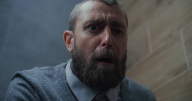 İşadamı ishal ve hazımsızlıktan muzdarip, tuvalette oturuyor. Modern ofis tuvaletinde karın ağrısı, mide ağrısı ve sindirim güçlüğü çeken bir adam. Kapat..