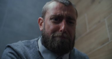 İşadamı ishal ve hazımsızlıktan muzdarip, tuvalette oturuyor. Modern ofis tuvaletinde karın ağrısı, mide ağrısı ve sindirim güçlüğü çeken bir adam. Kapat..