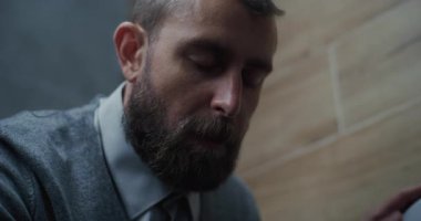 Tuvalette oturan ve tuvalette ishal ve mide acısından muzdarip bir adamın yakın çekimi. İş Adamı Modern Ofis 'te Rahatsızlık, Hazımsızlık ve Sindirim Rahatsızlığı Yaşıyor.